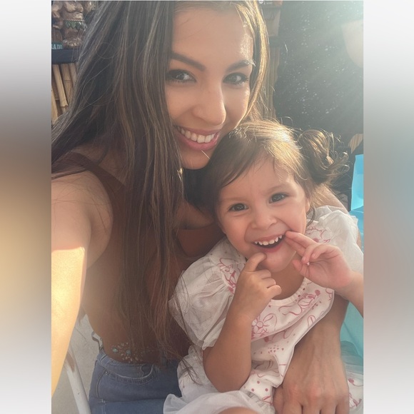 Meet your Posher, Jessica - Picture 2 of 2